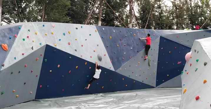 米兰竞技体育：清明小长假首日开阳猴耳天坑新添绝壁溜索项目受喜爱